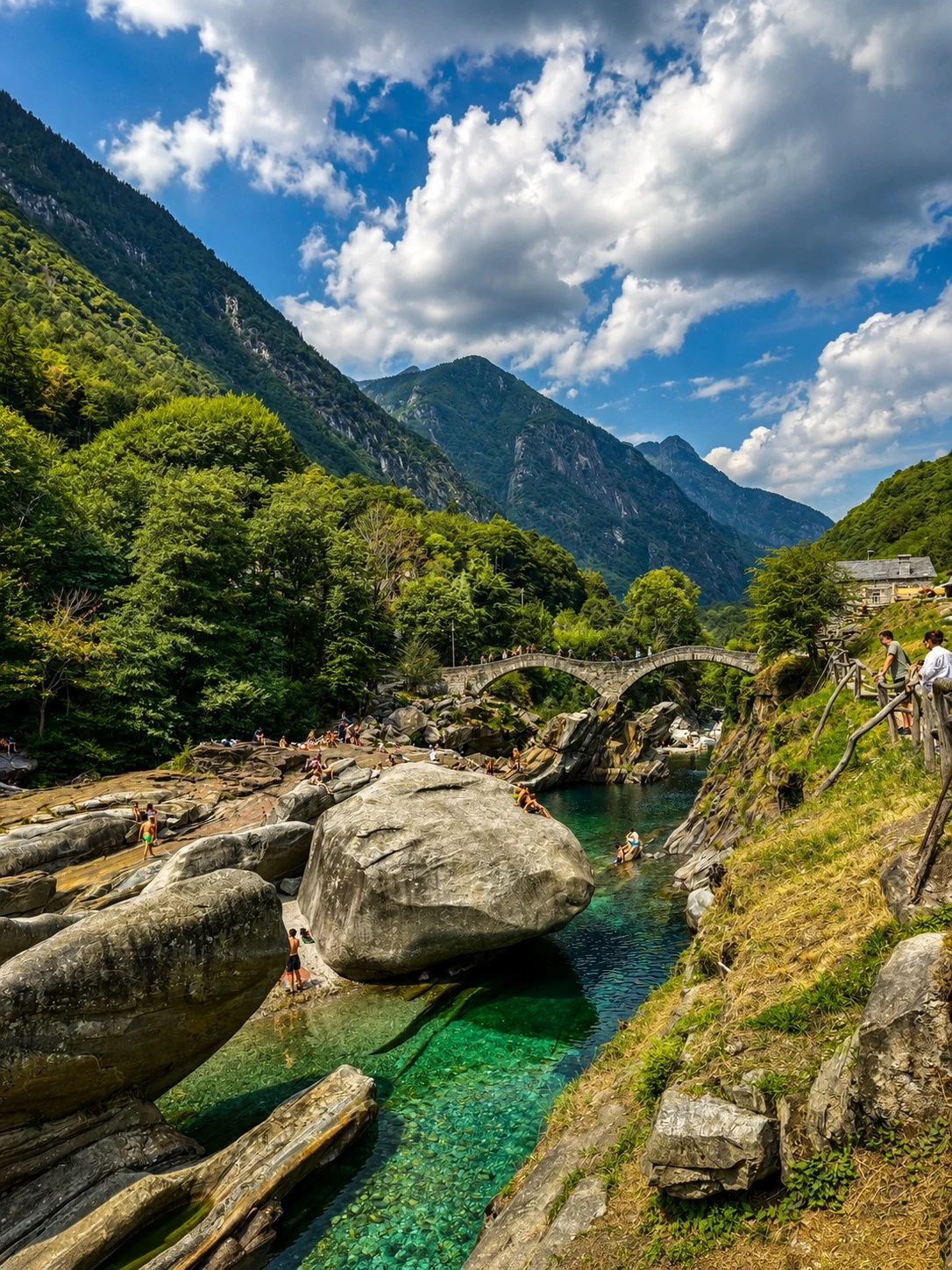 Klares Wasser und sonnige Felsen in einem grünen Alpental