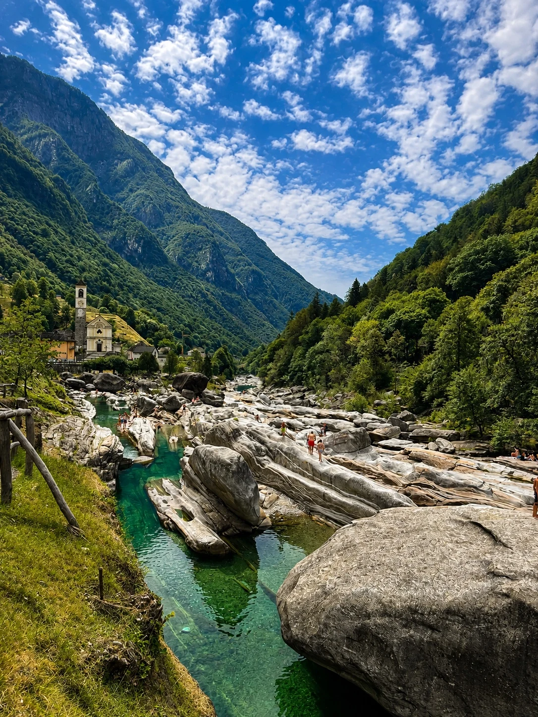 Türkisgrüner Bergfluss zwischen Felsen und bewaldeten Bergen