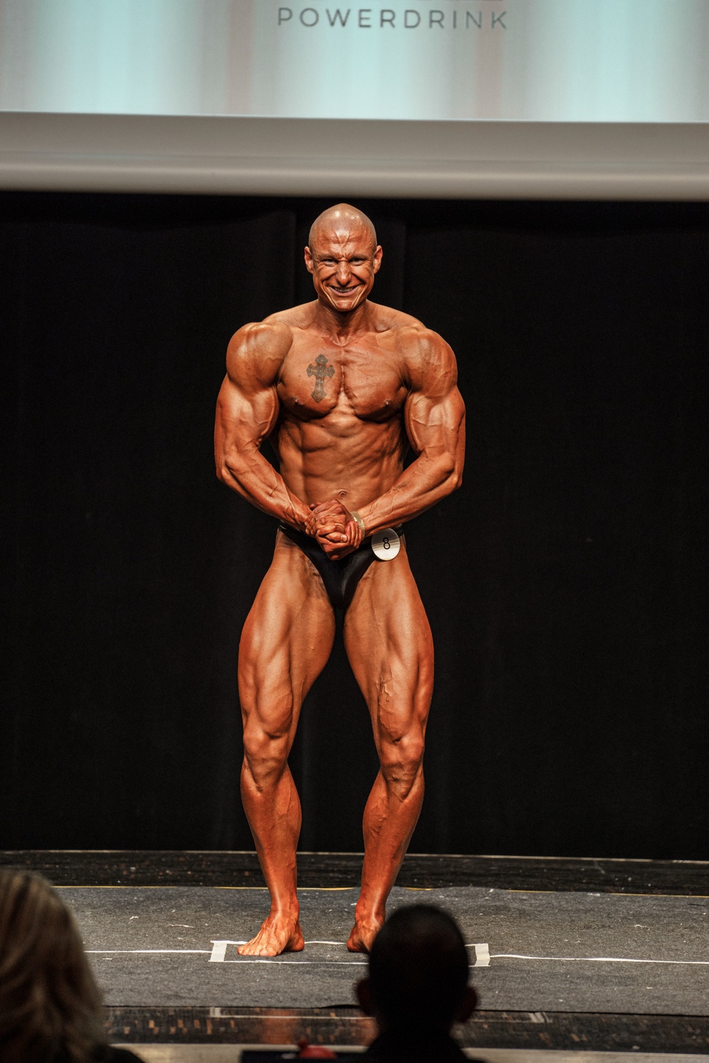 Matthias Wicki in einer frontalen Bodybuilding-Pose auf der Bühne